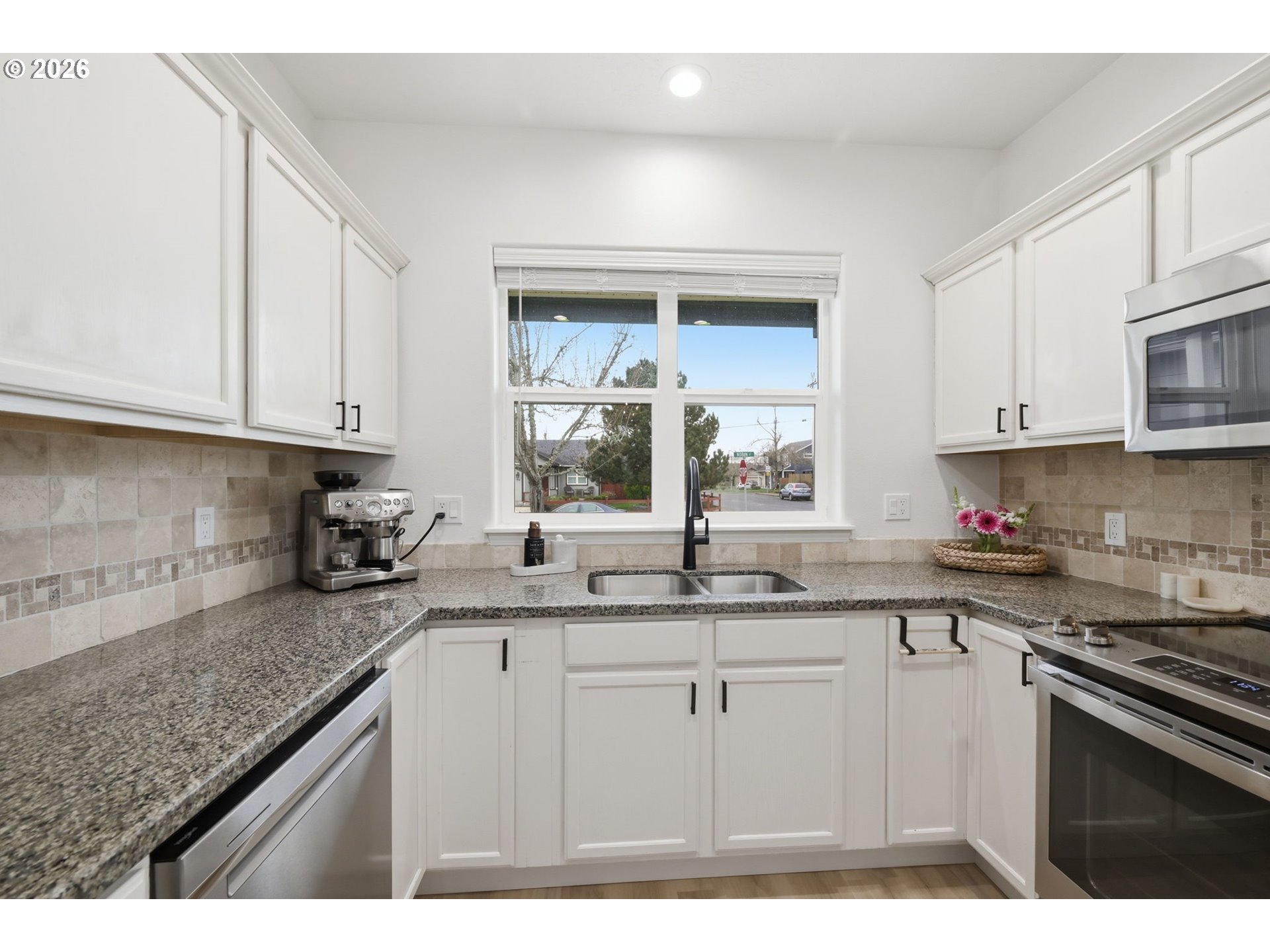 109 Robin Court Creswell, OR 97426 - Photo 9 of 29 a kitchen with stainless steel appliances granite countertop a sink stove and cabinets
