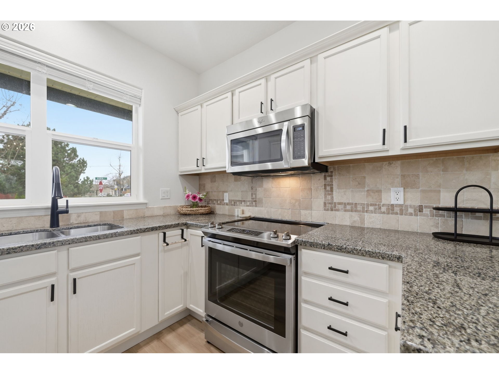 109 Robin Court Creswell, OR 97426 - Photo 10 of 29 a kitchen with granite countertop a stove sink and cabinets