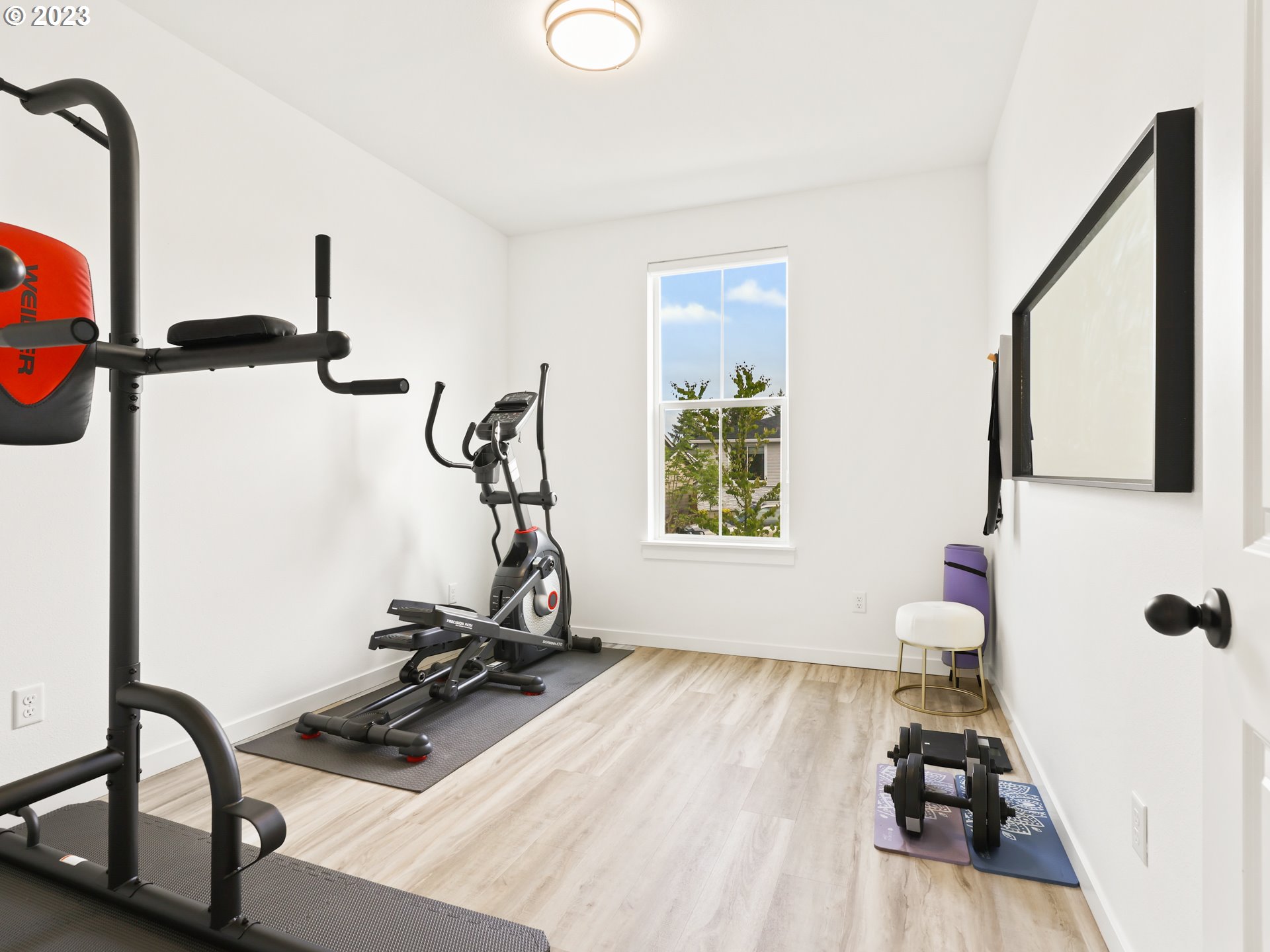 3005 North Mccanta Way Ridgefield, WA 98642 - Photo 15 of 37 a room with gym equipment and a window
