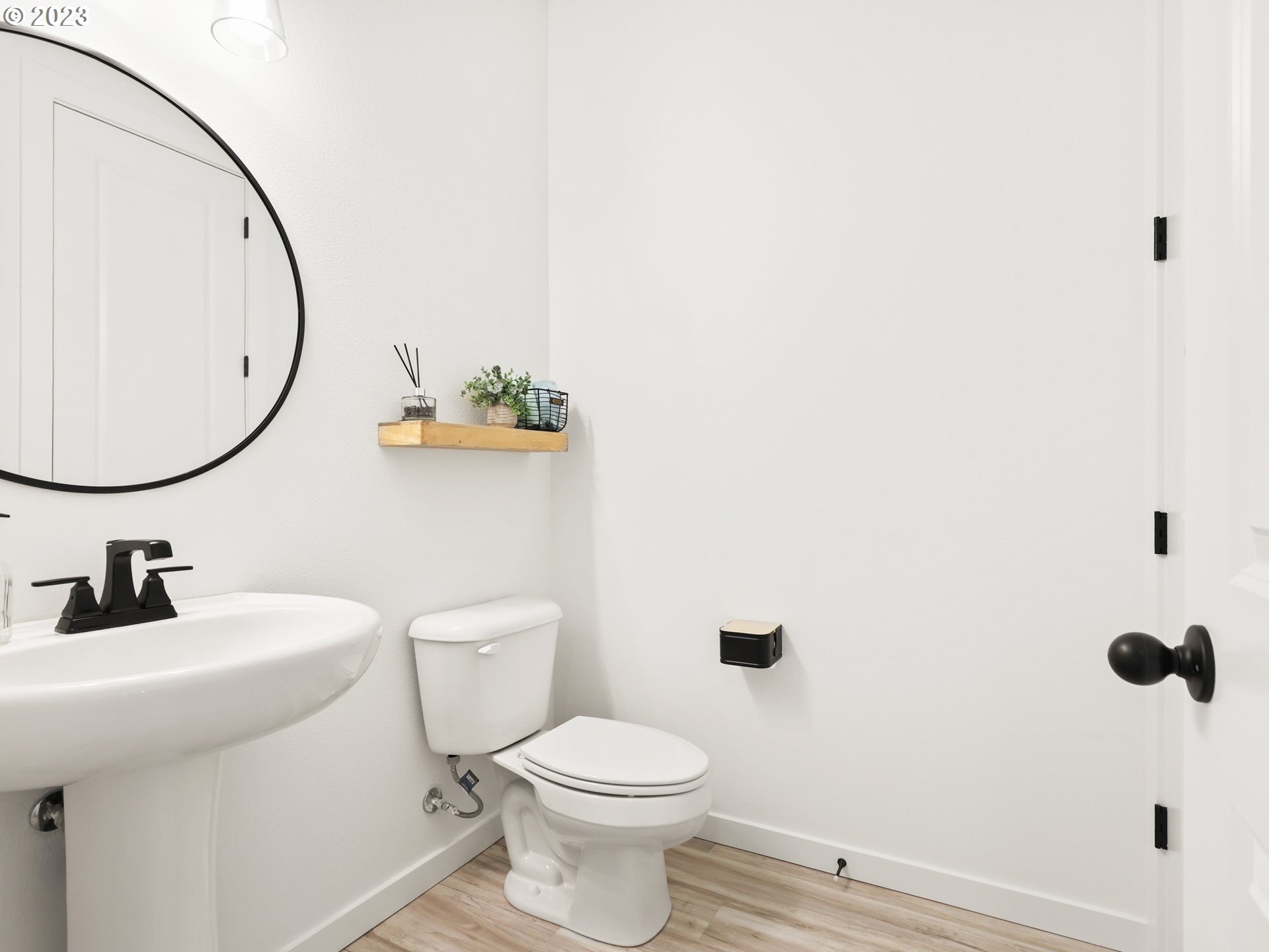 3005 North Mccanta Way Ridgefield, WA 98642 - Photo 16 of 37 a bathroom with a sink a toilet and a mirror