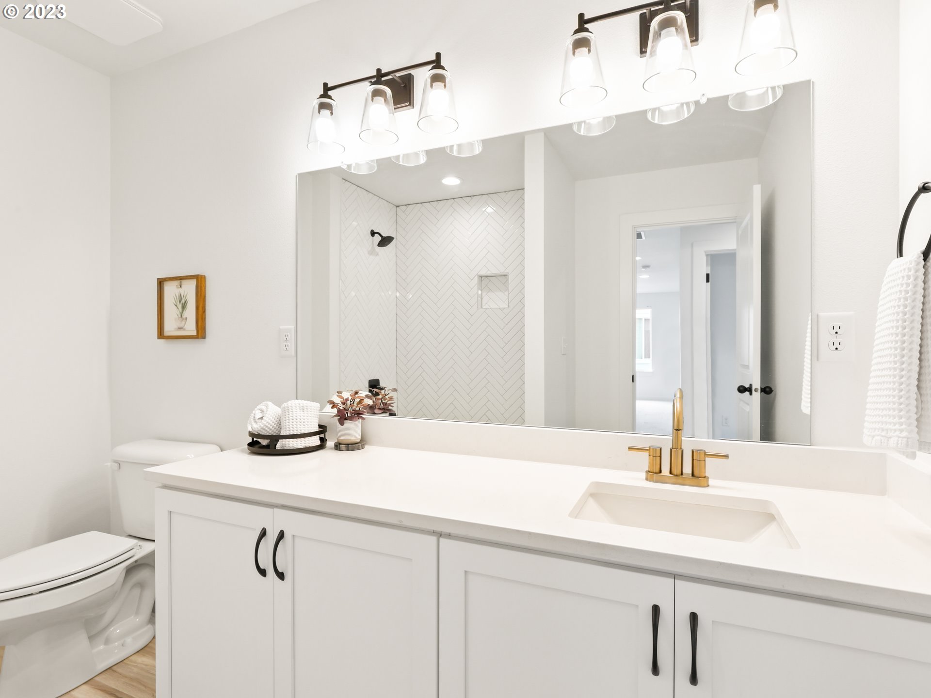3005 North Mccanta Way Ridgefield, WA 98642 - Photo 29 of 37 a bathroom with a sink a toilet and a mirror