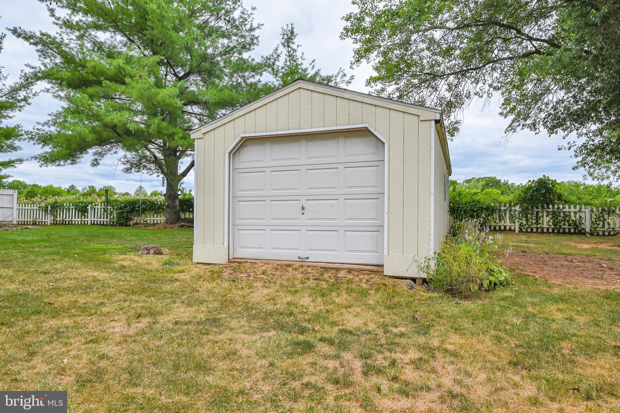 2079 Greenbriar Road York, PA 17404 - Photo 4 of 47