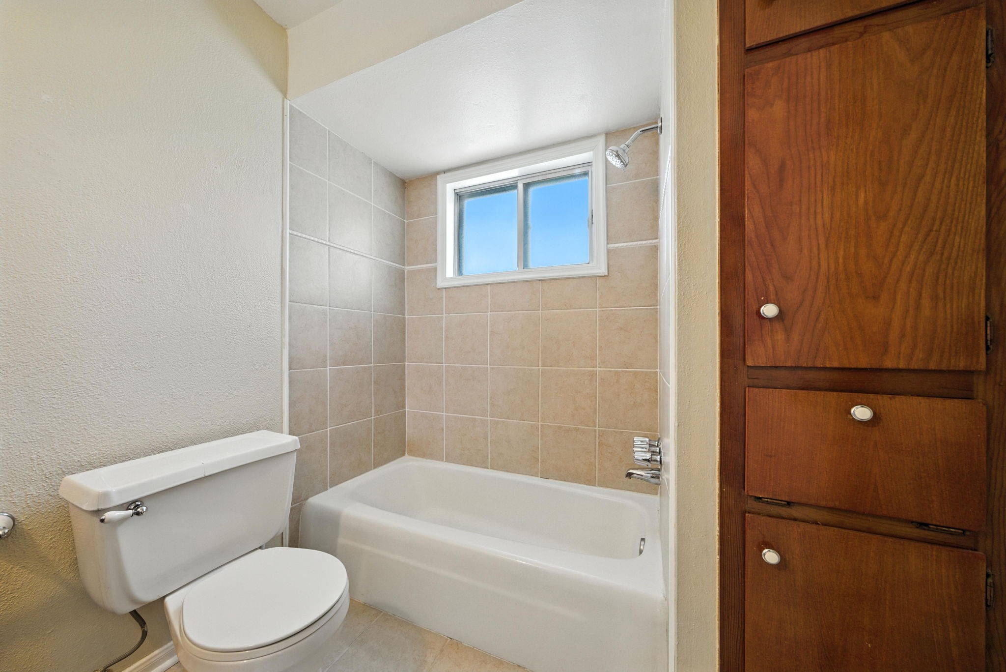 10666 Hazelhurst Drive, Unit 22 Houston, TX 77043 - Photo 15 of 19 Guest Bath 2