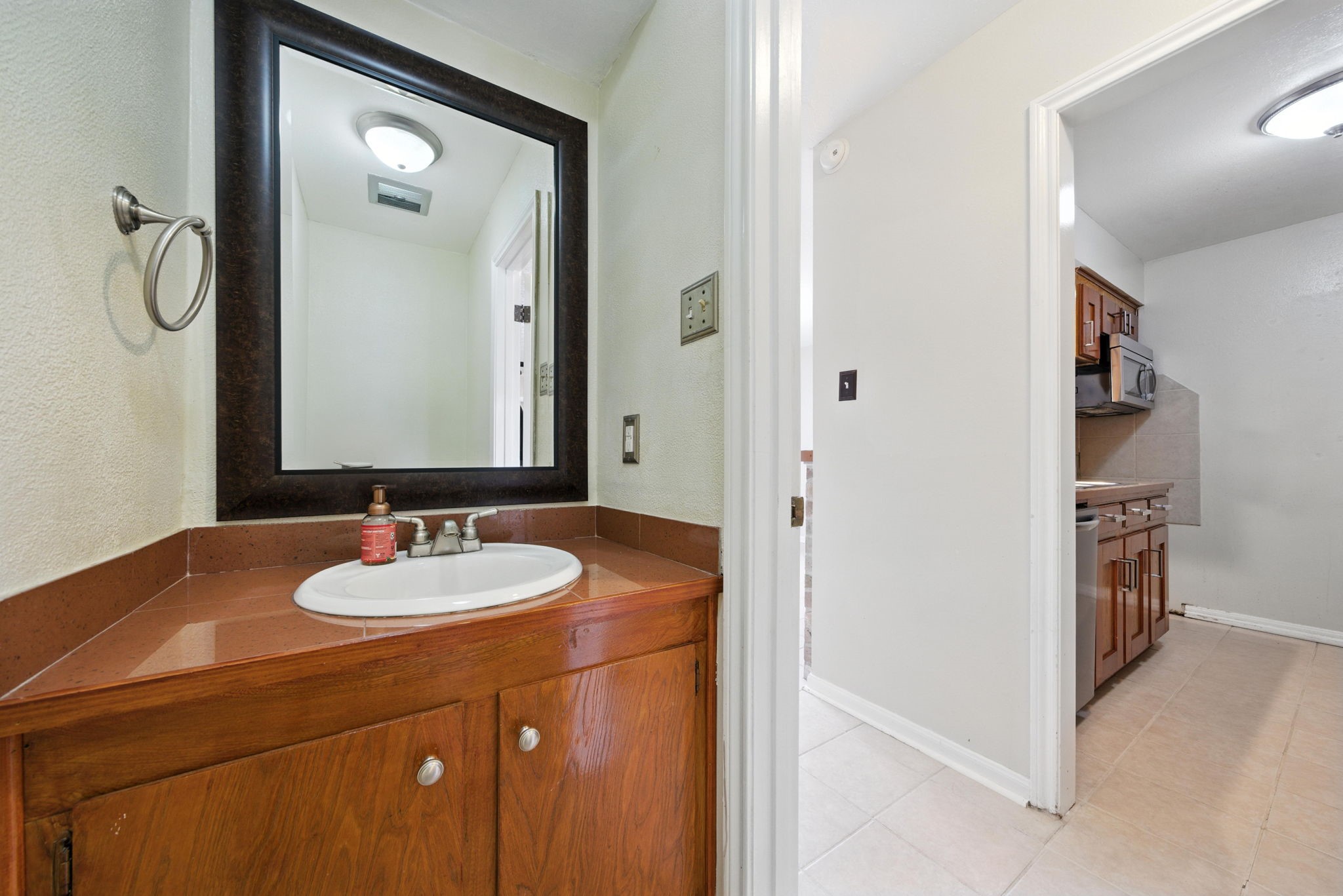 10666 Hazelhurst Drive, Unit 22 Houston, TX 77043 - Photo 16 of 19 Half Bath