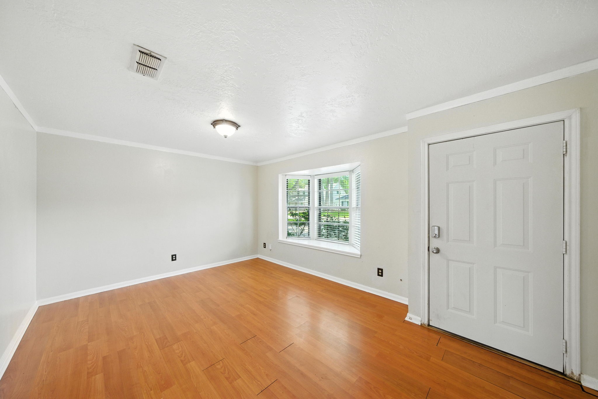 10666 Hazelhurst Drive, Unit 22 Houston, TX 77043 - Photo 2 of 19 Living 1