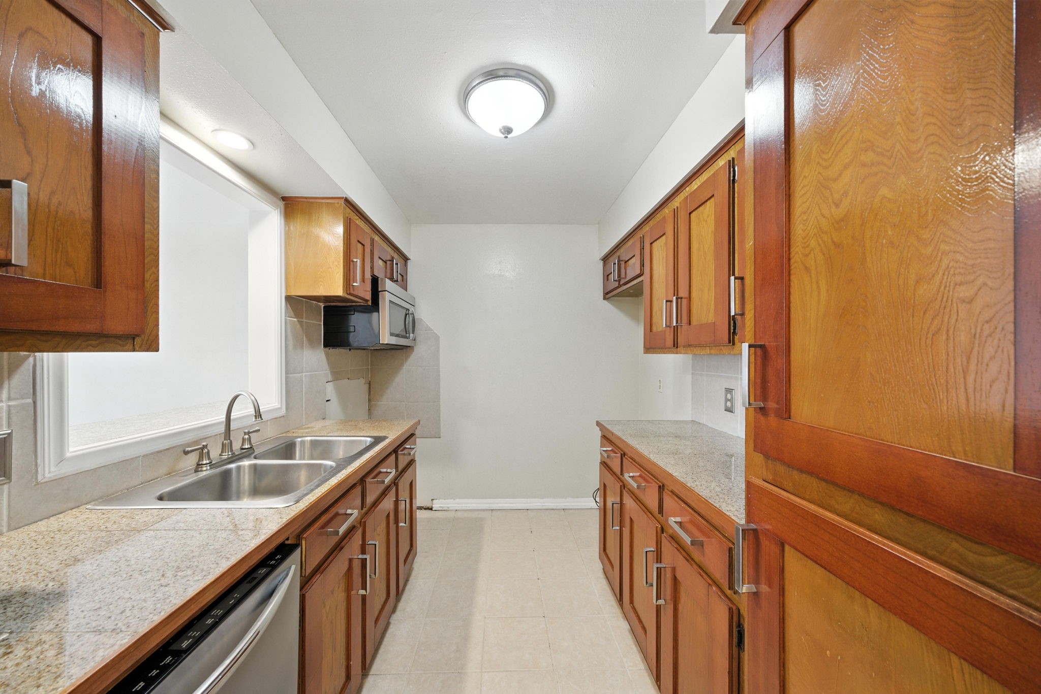 10666 Hazelhurst Drive, Unit 22 Houston, TX 77043 - Photo 5 of 19 Kitchen