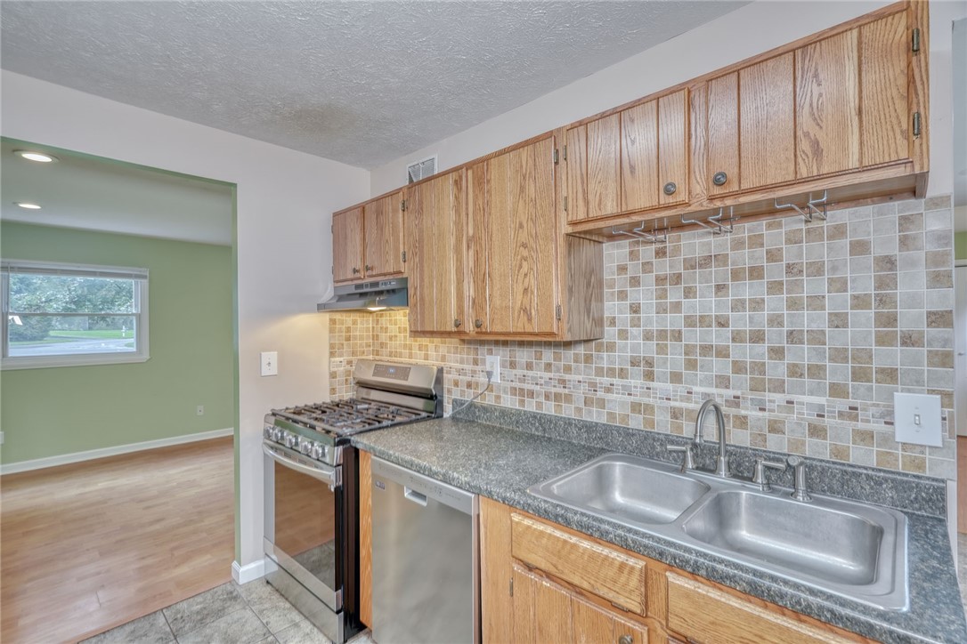 1252 State Road Webster, NY 14580 - Photo 16 of 43 KITCHEN