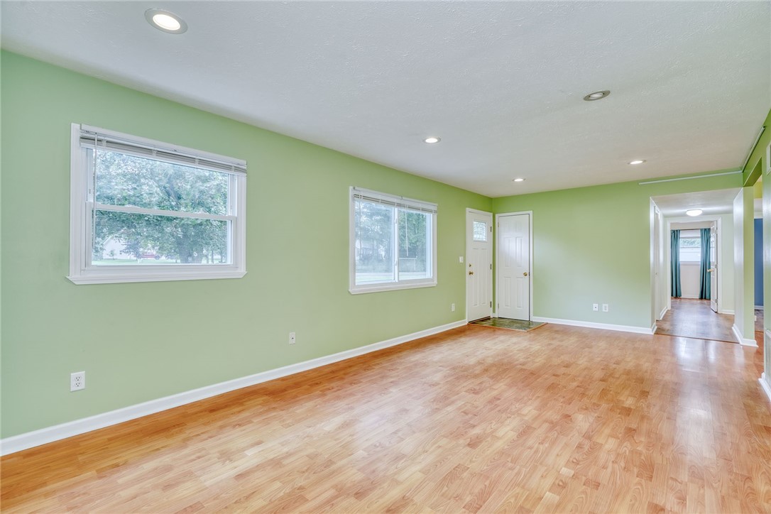 1252 State Road Webster, NY 14580 - Photo 5 of 43 LIVING ROOM