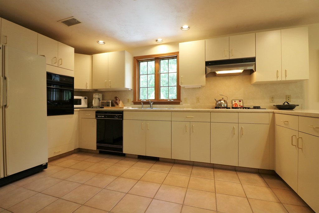 37 Bog Pond Road Brewster, MA 02631 - Photo 5 of 30 Gallery Image 5