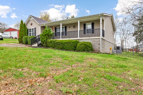a view of a house with backyard and garden