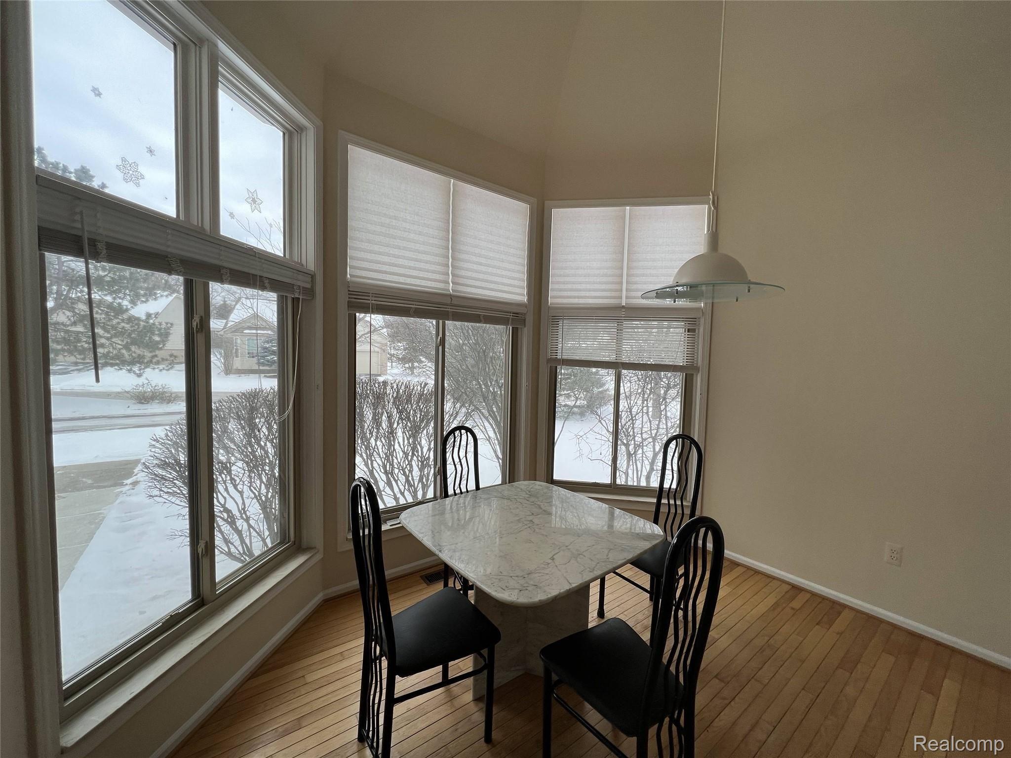 5325 Simpson Lake Road West Bloomfield, MI 48323 - Photo 10 of 39 20220129_175817673_iOS.jpg
