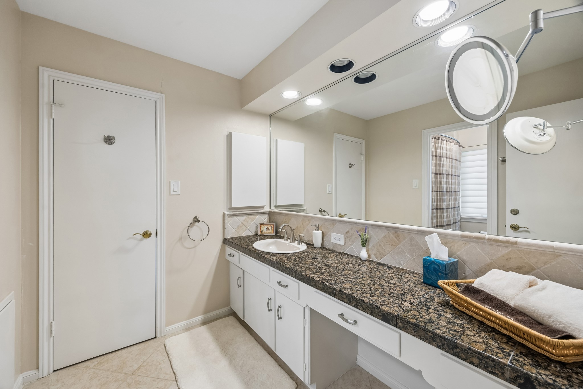 922 Old Lake Road Houston, TX 77057 - Photo 20 of 24 Jack & jill bathroom