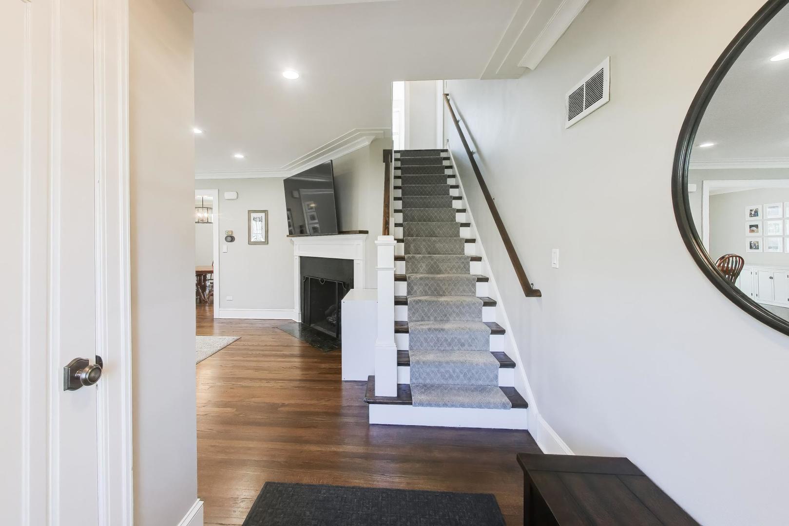 527 Mayfair Road Arlington Heights, IL 60005 - Photo 2 of 34