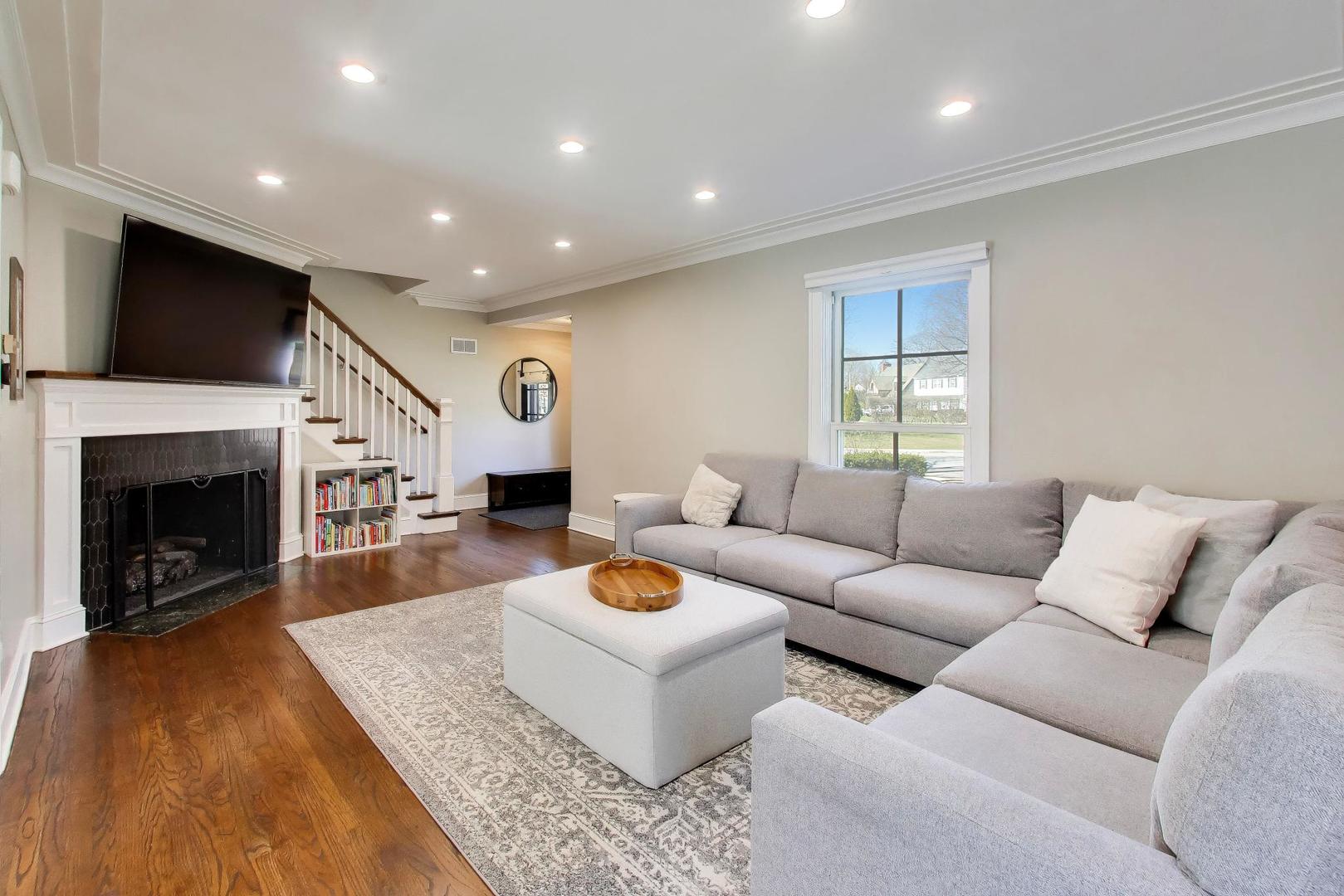 527 Mayfair Road Arlington Heights, IL 60005 - Photo 5 of 34