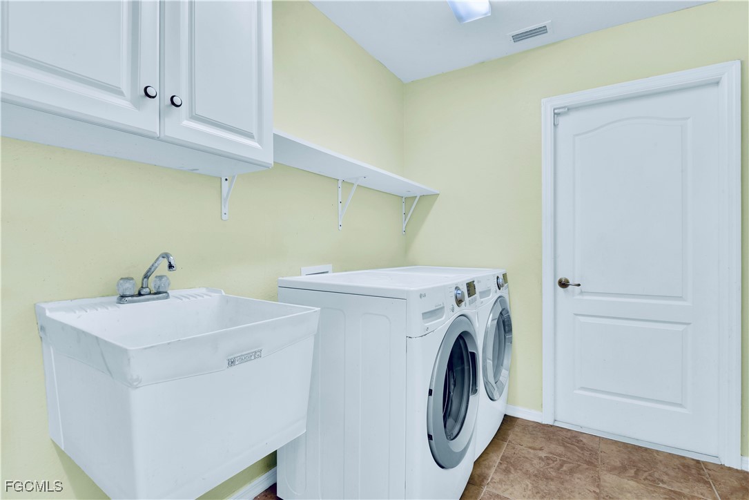 909 Magnolia Avenue Lehigh Acres, FL 33972 - Photo 31 of 38 a utility room with dryer and washer