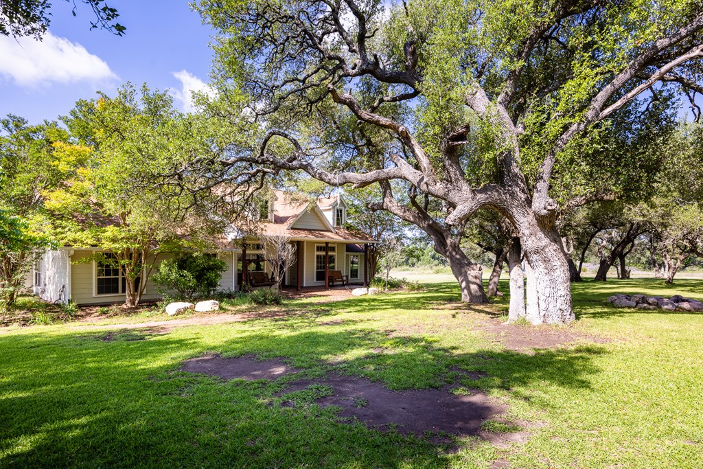 272 Schaper Road Fredericksburg, TX 78624 - Photo 4 of 41