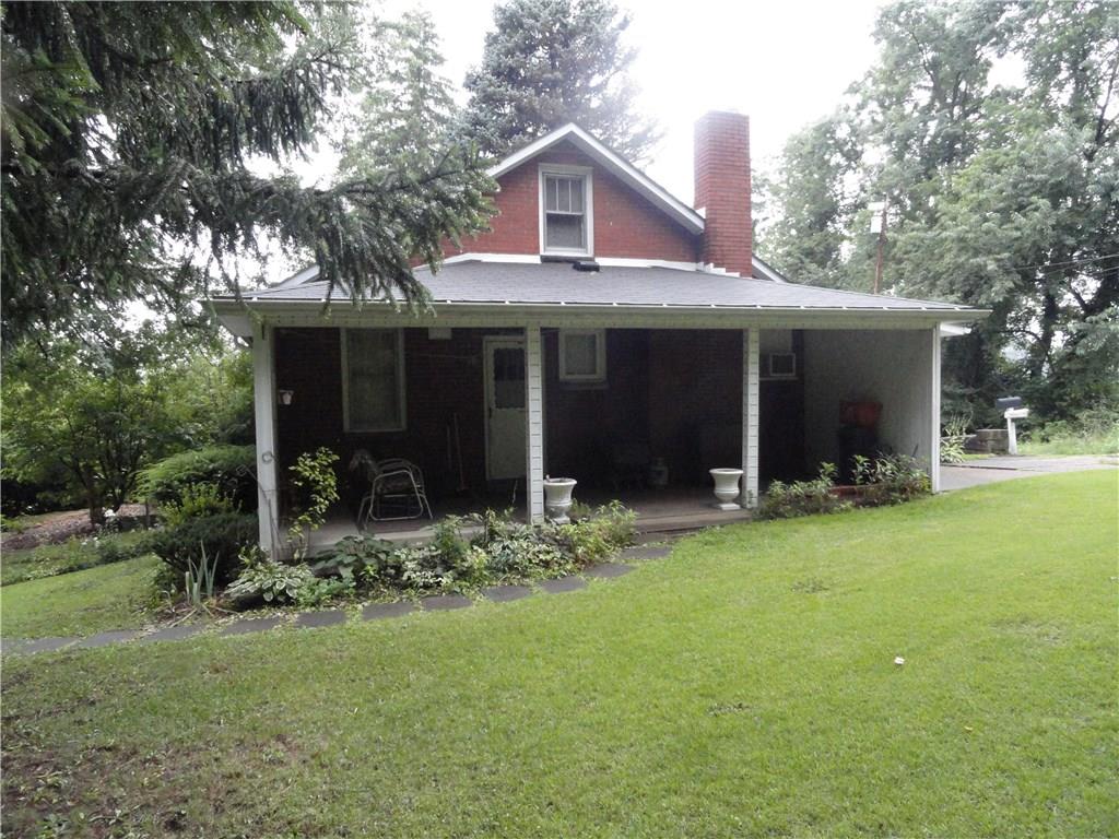 Enjoy the peace and quiet on this large porch. Wonderful wildlife!