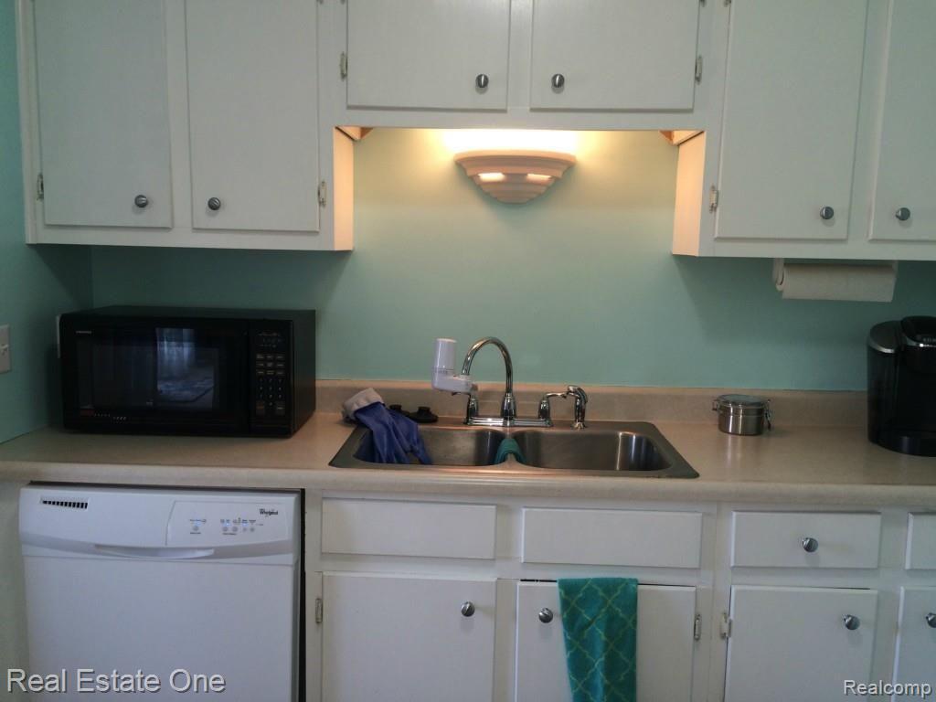 515 West Highland Road Howell, MI 48843 - Photo 3 of 18 KIT 3.jpg