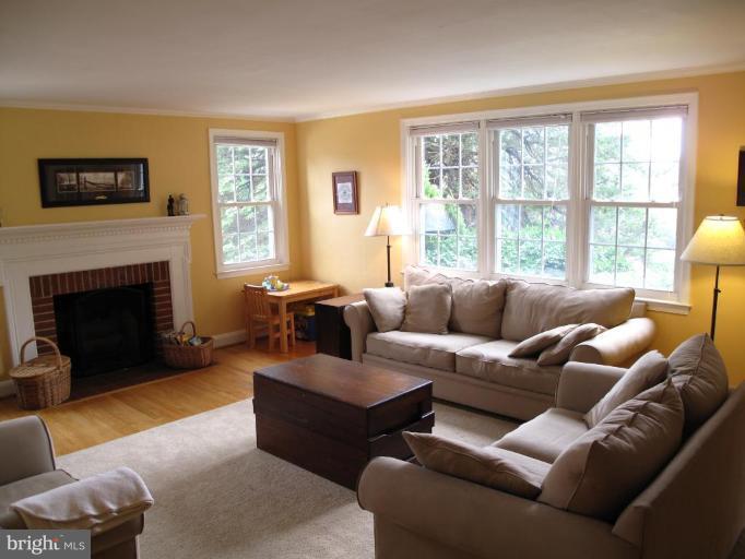 1584 Dellsway Road Towson, MD 21286 - Photo 5 of 16 Living Room