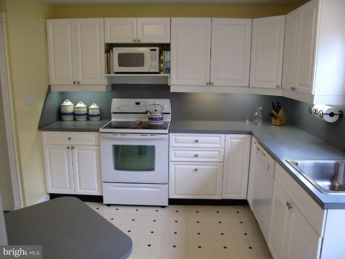 1584 Dellsway Road Towson, MD 21286 - Photo 7 of 16 Kitchen