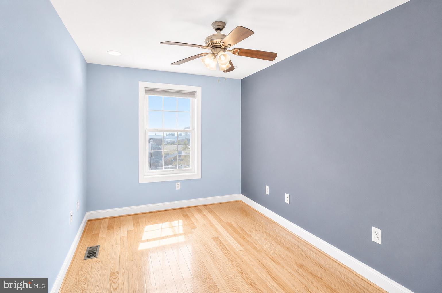 493 Harmon Road, Unit F Philadelphia, PA 19128 - Photo 21 of 38 Bright and airy room with charm.