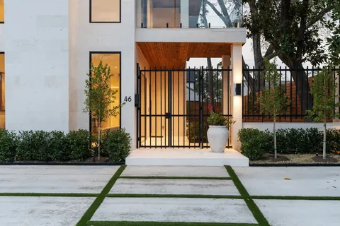 $2,850,000 | 46 West Broad Oaks Drive, Houston, TX 77056