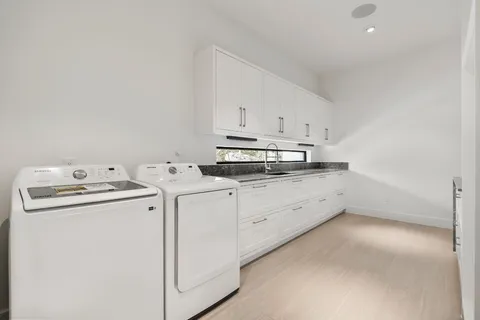 $2,850,000 | 46 West Broad Oaks Drive, Houston, TX 77056