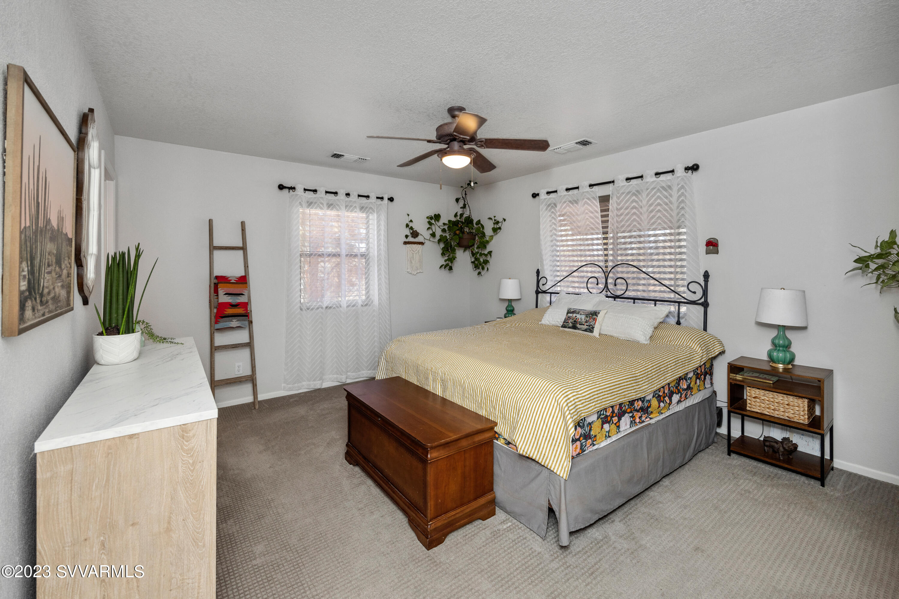 4270 Maya Way Rimrock, AZ 86335 - Photo 14 of 32 a spacious bedroom with a bed and a chandelier