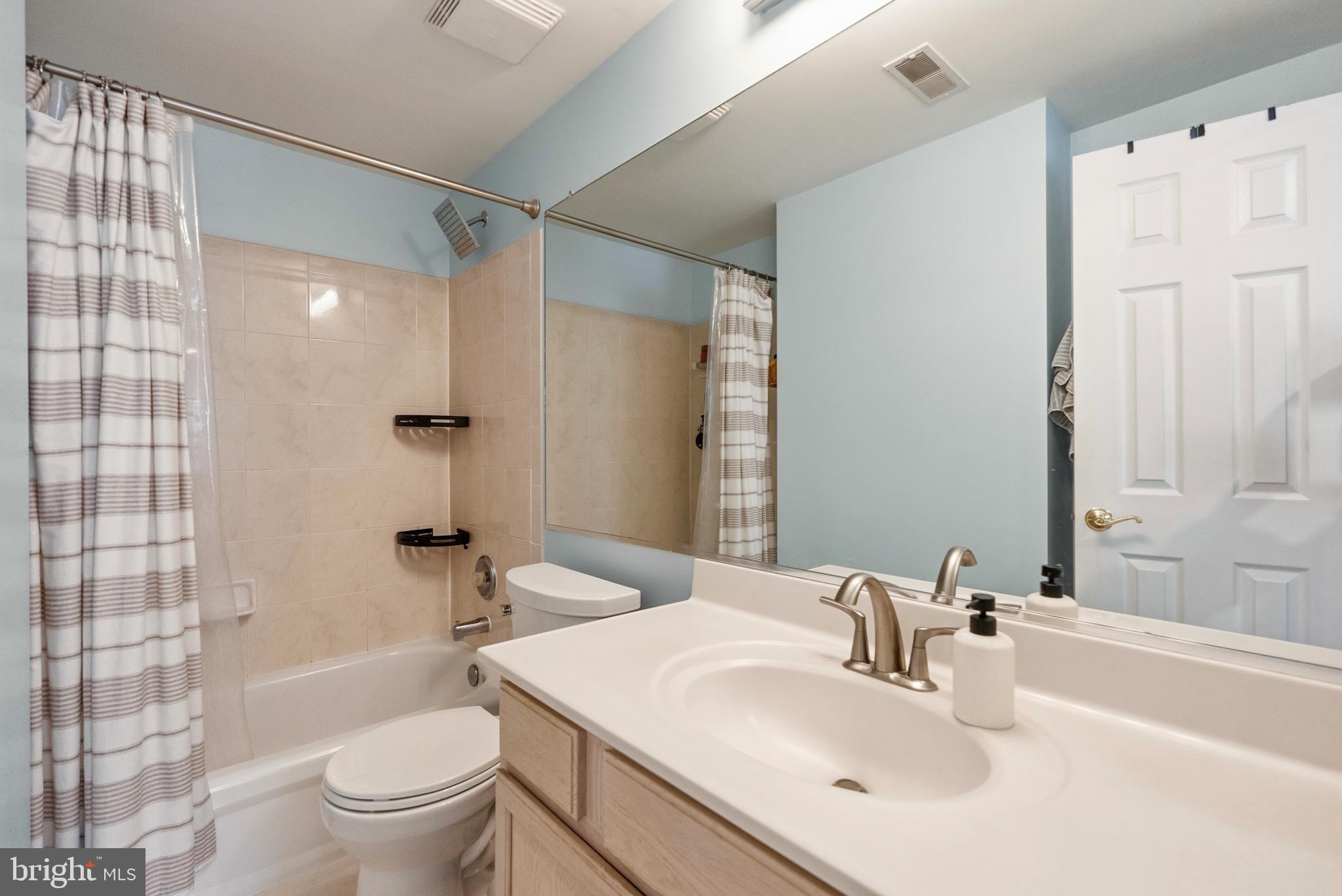 1935 Belmont Road Northwest, Unit 1121 Washington, DC 20009 - Photo 16 of 20 Bright and airy bathroom retreat.
