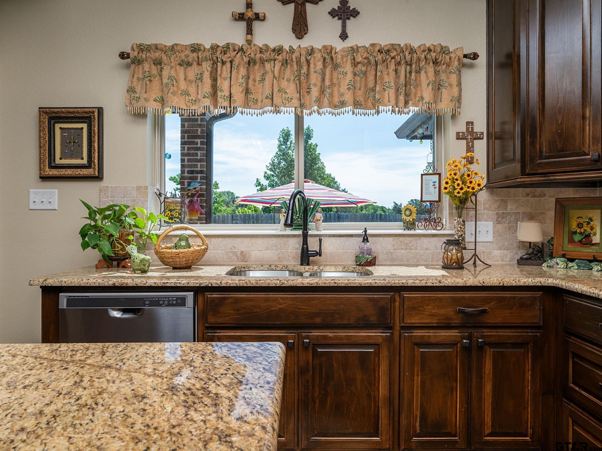 705 Reno Chandler, TX 75758 - Photo 10 of 36