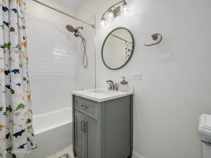 $499,000 | 920 West Windsor Avenue, Unit 2E, Chicago, IL 60640