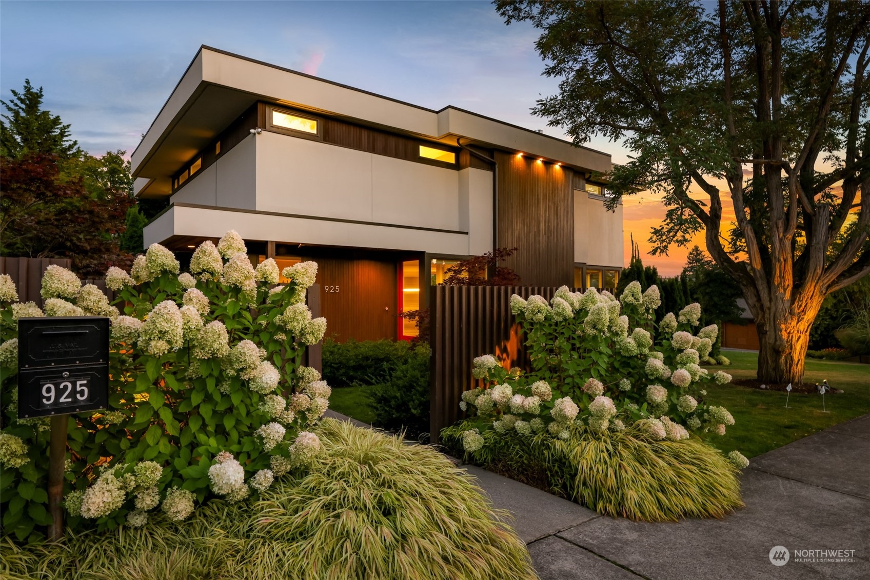 925 3rd Street West Kirkland, WA 98033 - Photo 1 of 40 a front view of house with garden