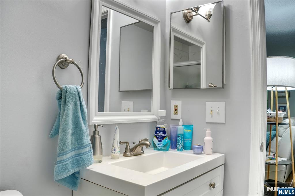 388 Poets Way Mahwah, NJ 07430 - Photo 15 of 30