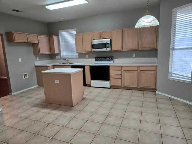 $2,300 | 436 Orchard Hill Drive, Cedar Hill, TX 75104