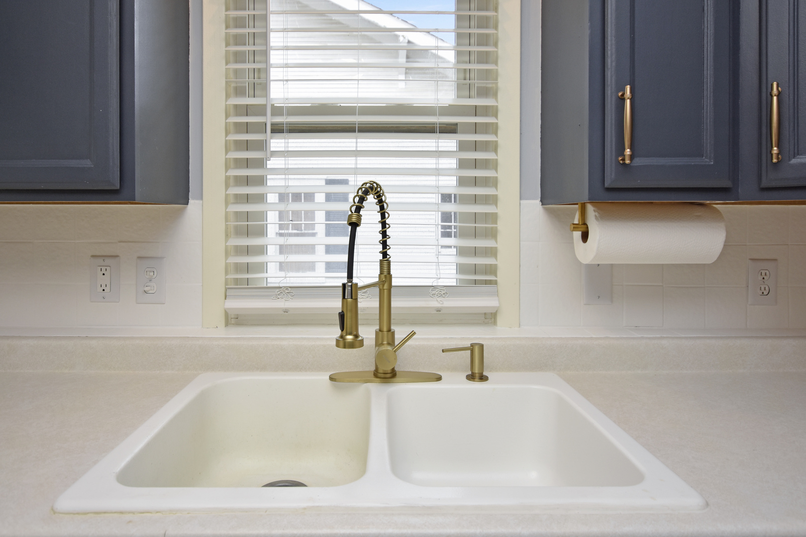 615 North Mulberry Street Clinton, IL 61727 - Photo 12 of 40 a bathroom with a sink and a window