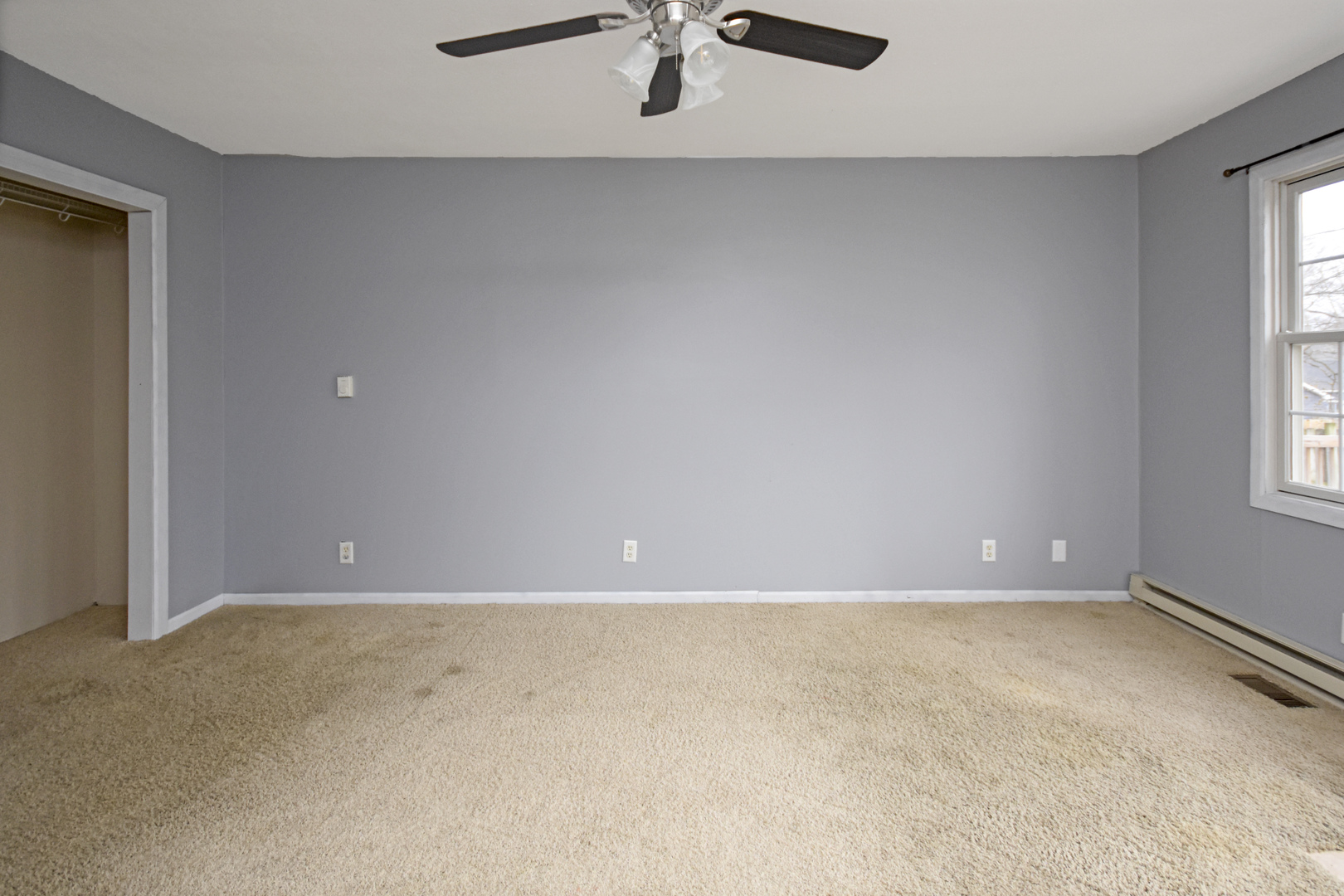 615 North Mulberry Street Clinton, IL 61727 - Photo 18 of 40 an empty room with a window