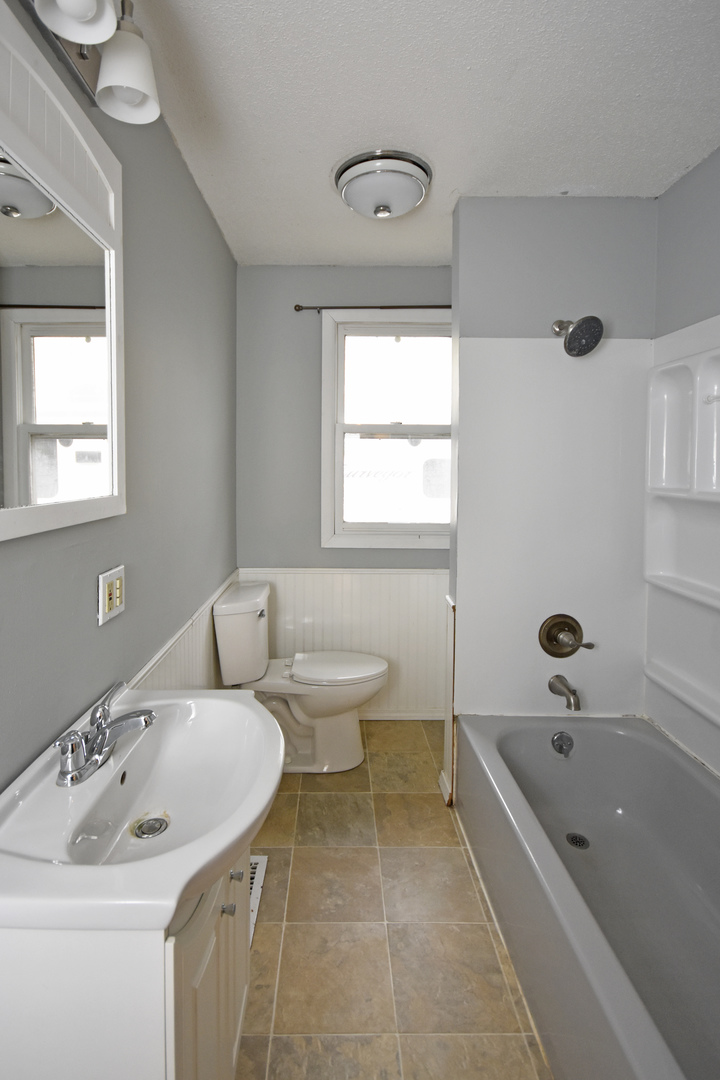 615 North Mulberry Street Clinton, IL 61727 - Photo 29 of 40 a bathroom with a sink and a bathtub