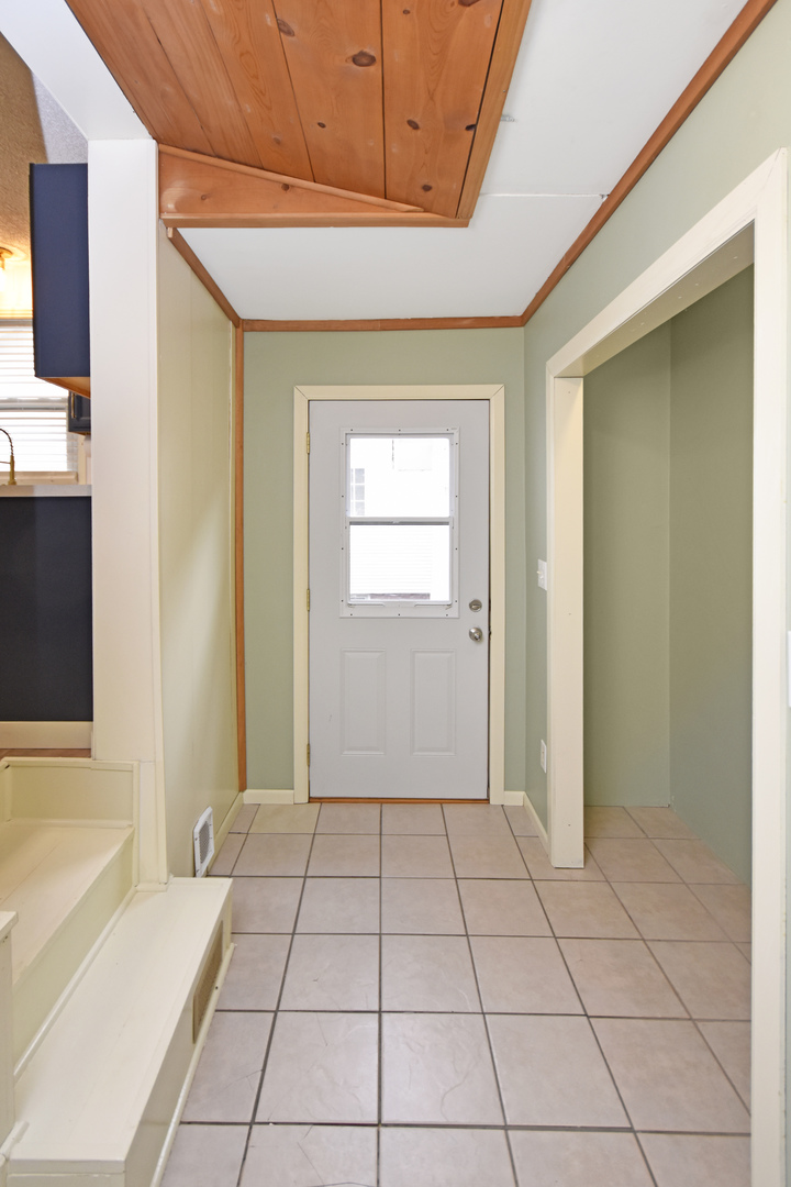 615 North Mulberry Street Clinton, IL 61727 - Photo 34 of 40 a view of an empty room