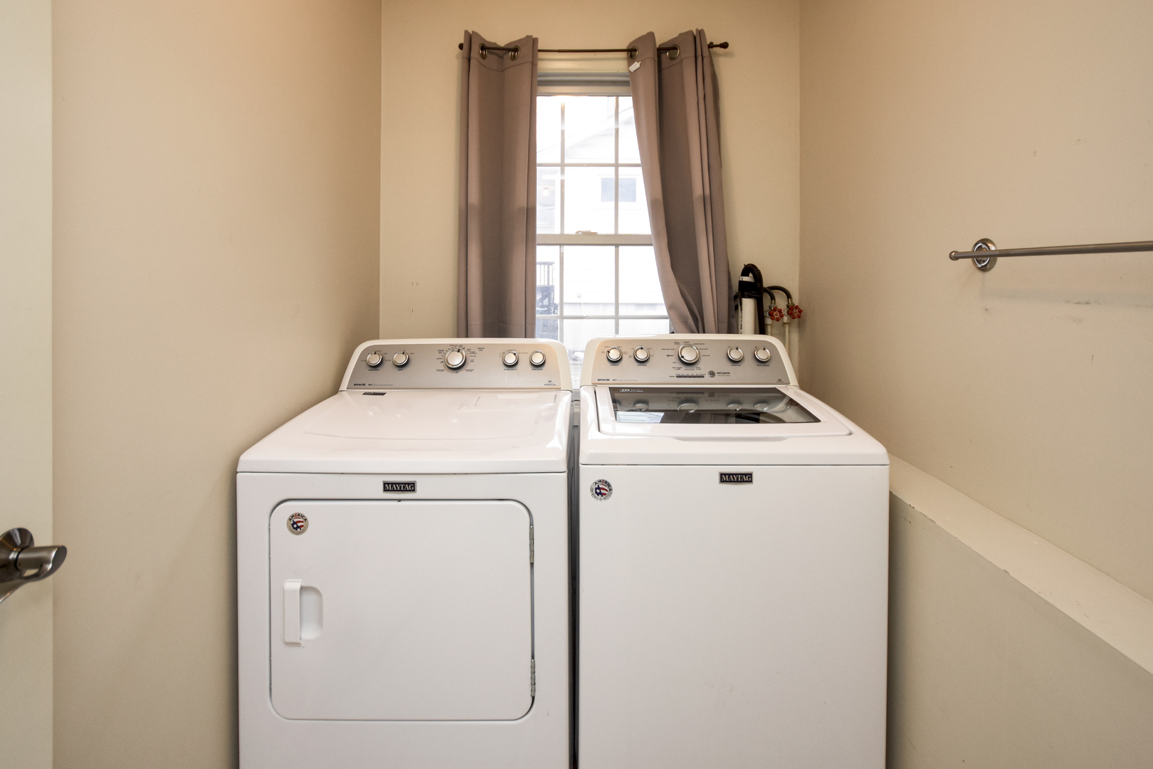 615 North Mulberry Street Clinton, IL 61727 - Photo 35 of 40 a utility room with dryer and washer