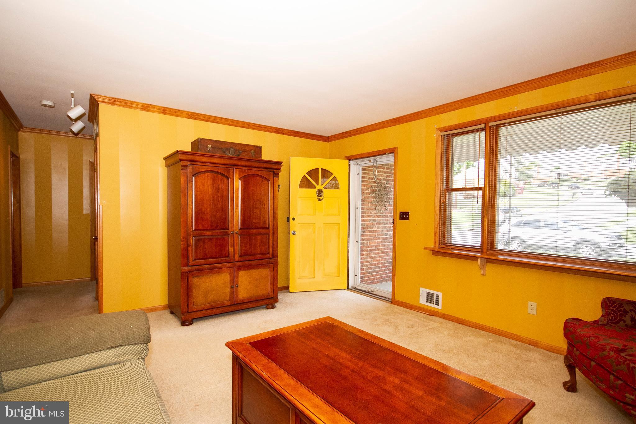 8111 Sagramore Road Baltimore, MD 21237 - Photo 10 of 27 Living Room