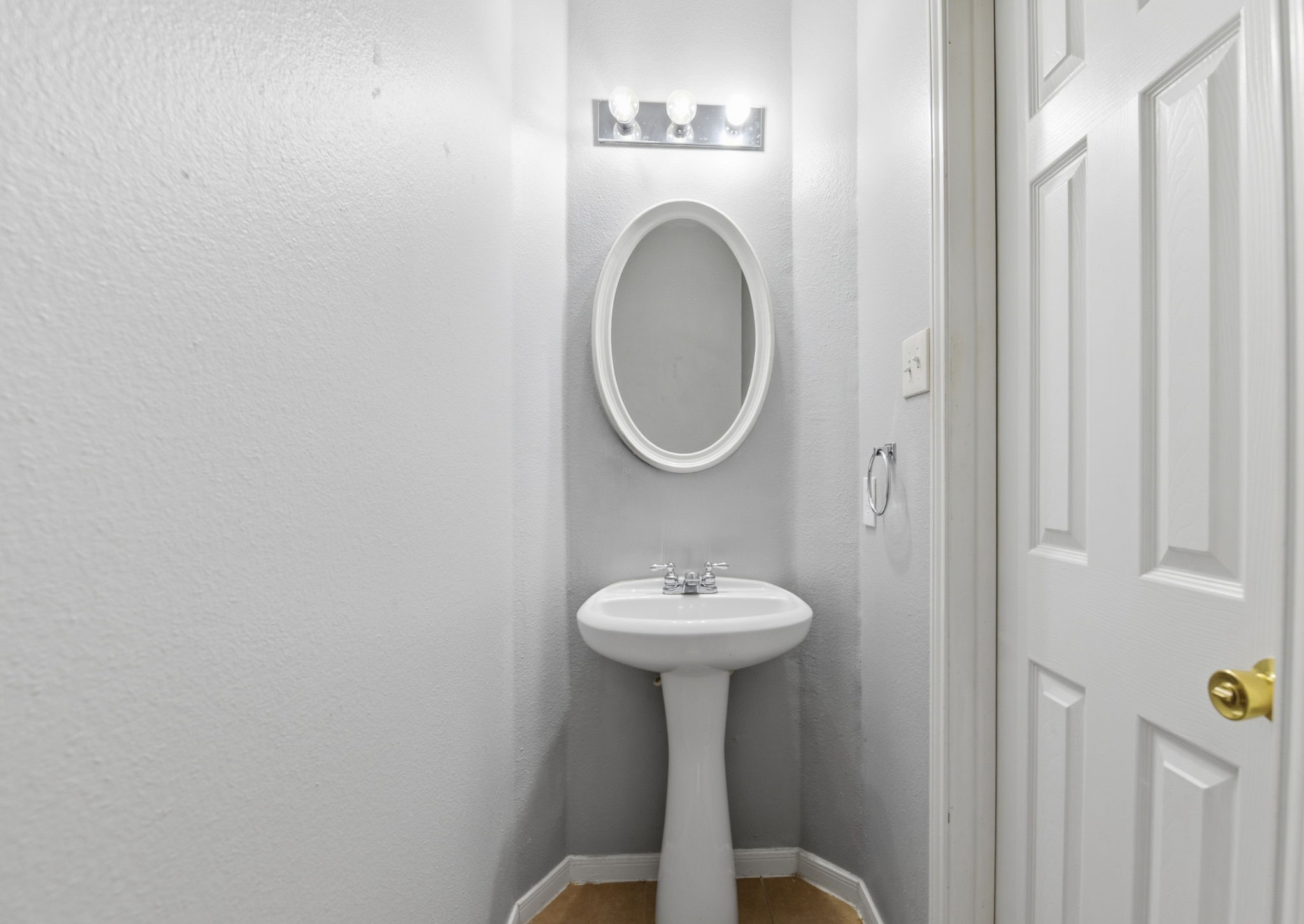 13902 Oneida Court Cypress, TX 77429 - Photo 29 of 48 a bathroom with a sink and a mirror