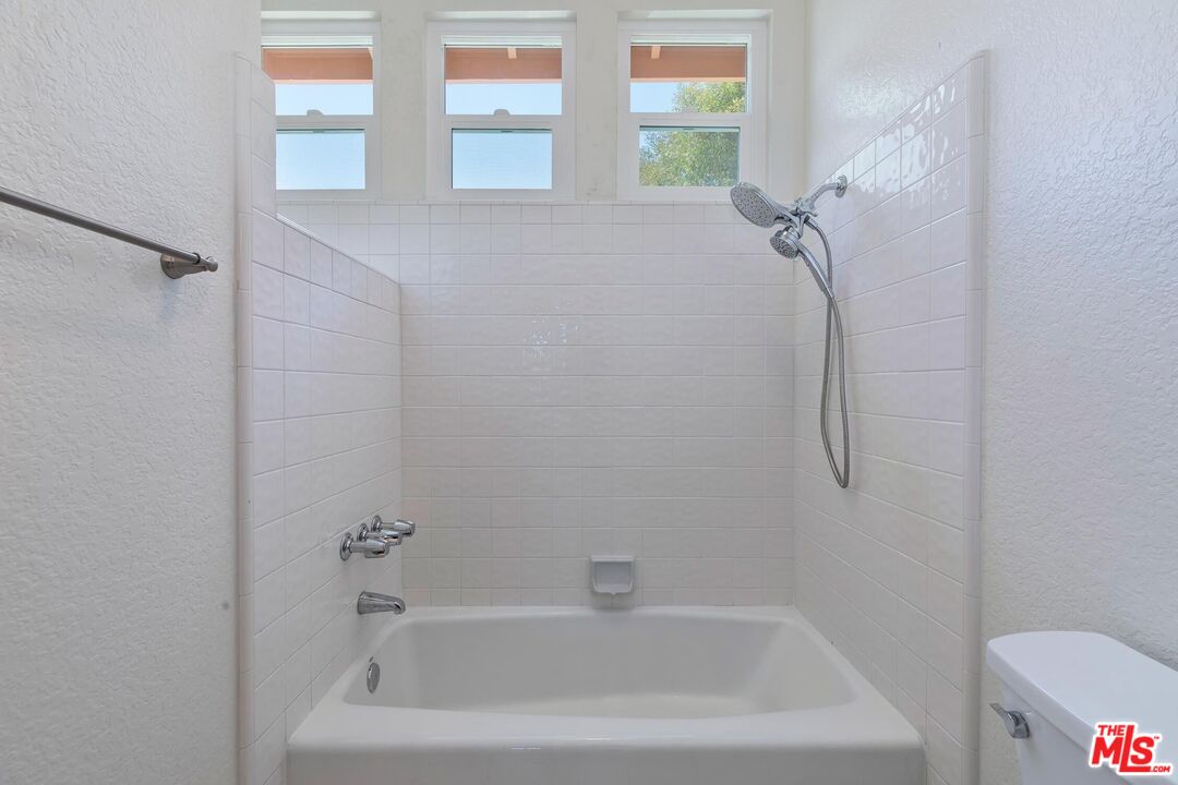 7557 West 82nd Street Playa del Rey, CA 90293 - Photo 31 of 35 a bathroom with a bathtub