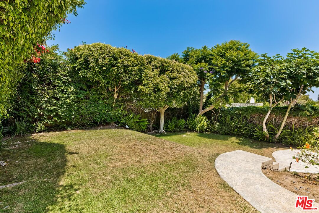 7557 West 82nd Street Playa del Rey, CA 90293 - Photo 34 of 35 a backyard of a house with lots of green space