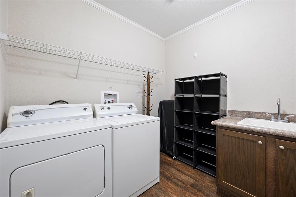 1605 Cloverleaf Road Bellmead, TX 76705 - Photo 14 of 29 a utility room with dryer and washer