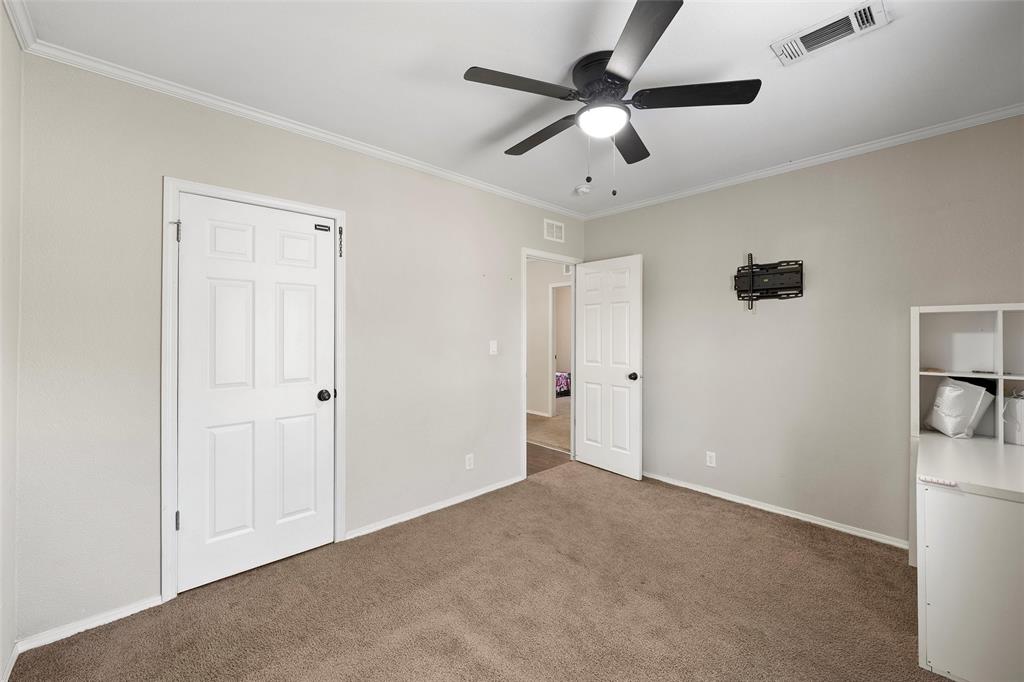 1605 Cloverleaf Road Bellmead, TX 76705 - Photo 21 of 29 a view of a livingroom with a ceiling fan