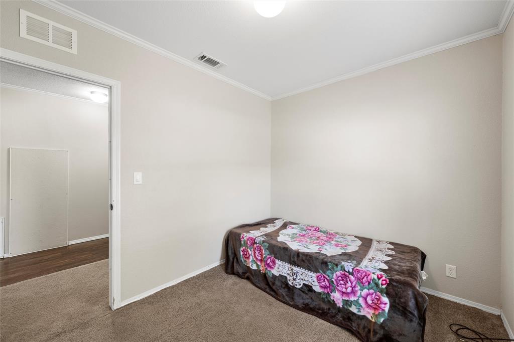 1605 Cloverleaf Road Bellmead, TX 76705 - Photo 23 of 29 a living room with a couch