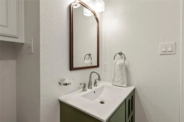 $1,050,000 | 1611 Emma Drive, Tool, TX 75143