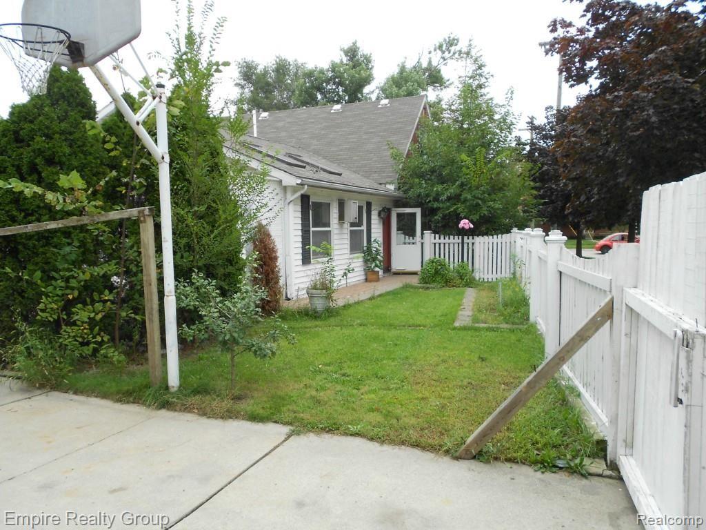1480 South Gulley Road Dearborn Heights, MI 48125 - Photo 3 of 14 1480 gulley 007.jpg