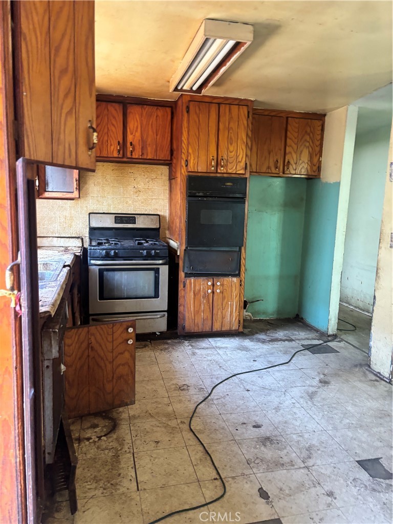 409 West Almond Street Compton, CA 90220 - Photo 2 of 5