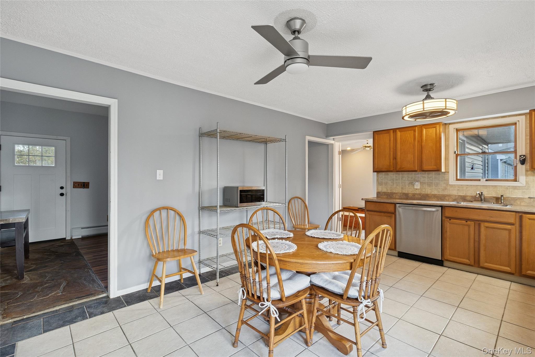 361 Decatur Avenue Shirley, NY 11967 - Photo 27 of 33 Dining area